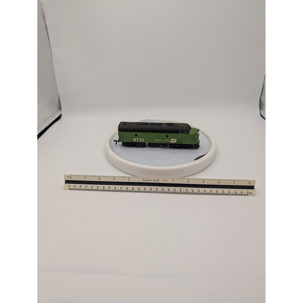 Bachmann Burlington Northern 9710 Diesel Locomotive HO Scale Green‎ Black Train